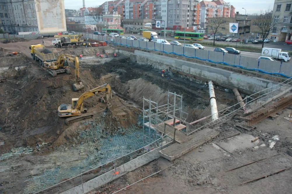 Fundamentowe ściany szczelinowe z tymczasową konstrukcją rozparcia dla budynku Nowe Garbary (część B), zdjęcie 10 z 16