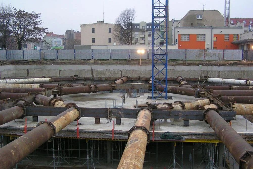 Fundamentowe ściany szczelinowe z tymczasową konstrukcją rozparcia dla budynku Nowe Garbary (część B), zdjęcie 12 z 16