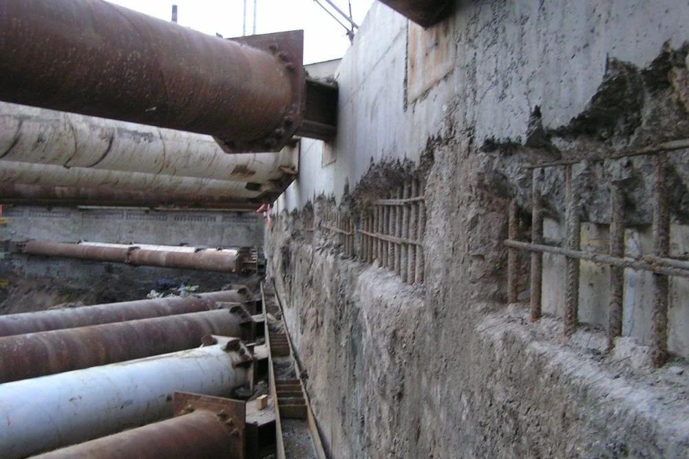 Fundamentowe ściany szczelinowe z tymczasową konstrukcją rozparcia dla budynku Nowe Garbary (część B), zdjęcie 13 z 16