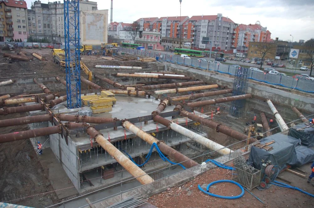 Fundamentowe ściany szczelinowe z tymczasową konstrukcją rozparcia dla budynku Nowe Garbary (część B), zdjęcie 14 z 16