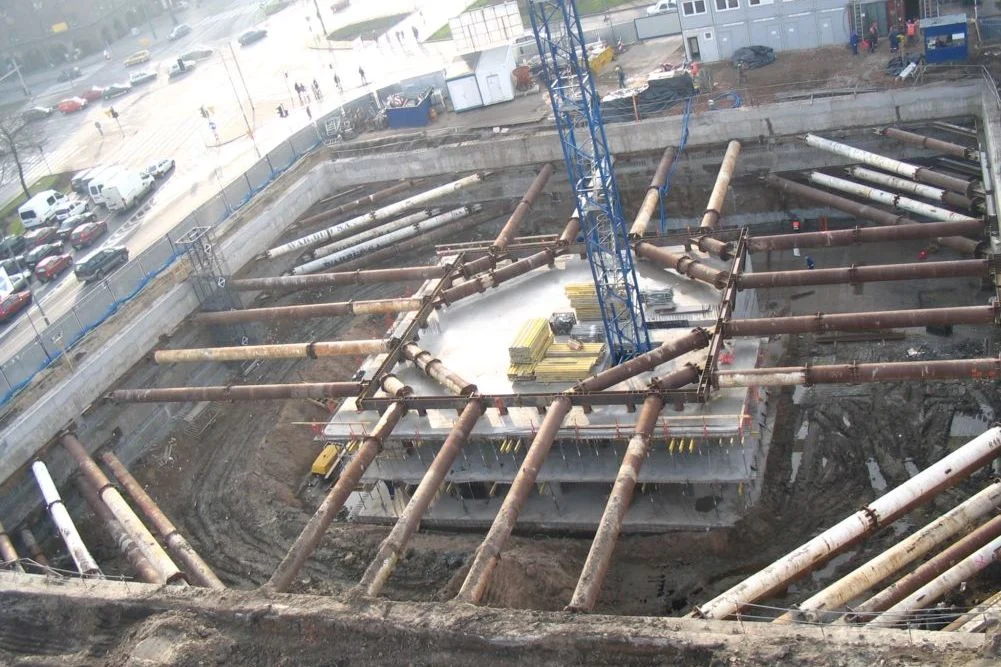 Fundamentowe ściany szczelinowe z tymczasową konstrukcją rozparcia dla budynku Nowe Garbary (część B), zdjęcie 15 z 16