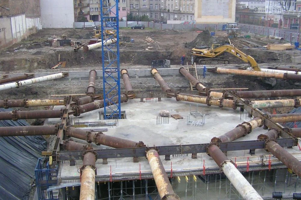 Fundamentowe ściany szczelinowe z tymczasową konstrukcją rozparcia dla budynku Nowe Garbary (część B), zdjęcie 16 z 16
