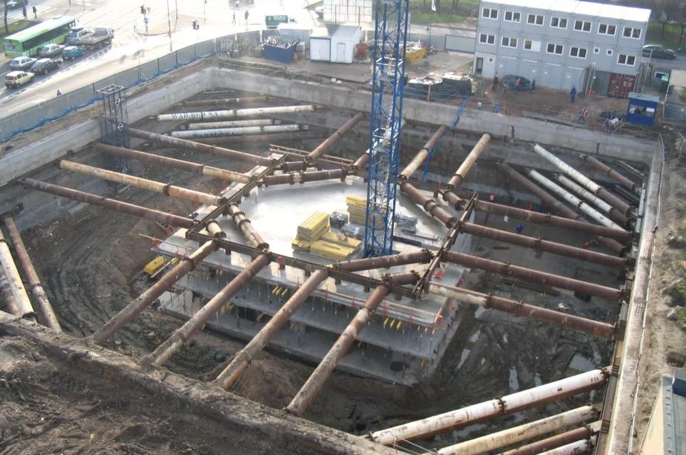 Fundamentowe ściany szczelinowe z tymczasową konstrukcją rozparcia dla budynku Nowe Garbary (część B), zdjęcie 3 z 16