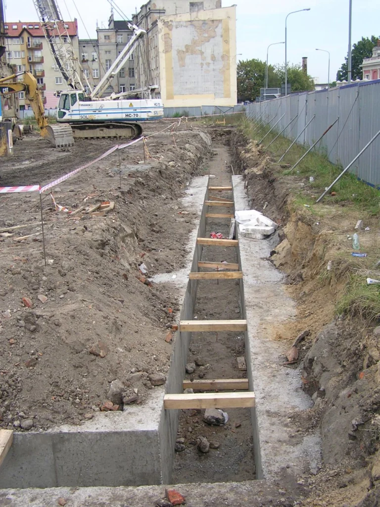 Fundamentowe ściany szczelinowe z tymczasową konstrukcją rozparcia dla budynku Nowe Garbary (część B), zdjęcie 4 z 16