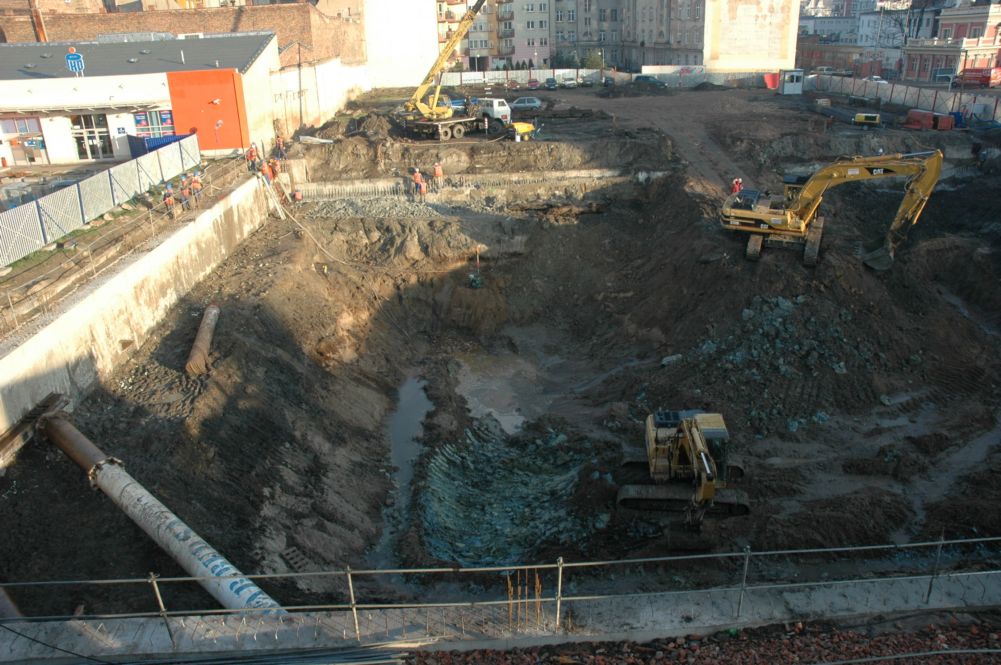 Fundamentowe ściany szczelinowe z tymczasową konstrukcją rozparcia dla budynku Nowe Garbary - 9