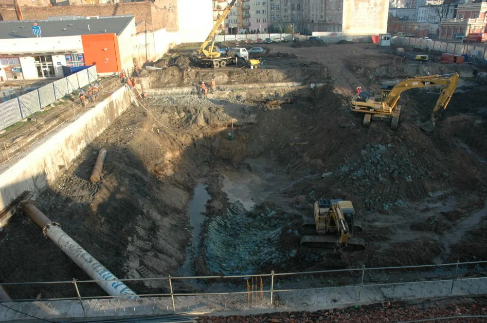 Fundamentowe ściany szczelinowe z tymczasową konstrukcją rozparcia dla budynku Nowe Garbary (część B), zdjęcie 9 z 16