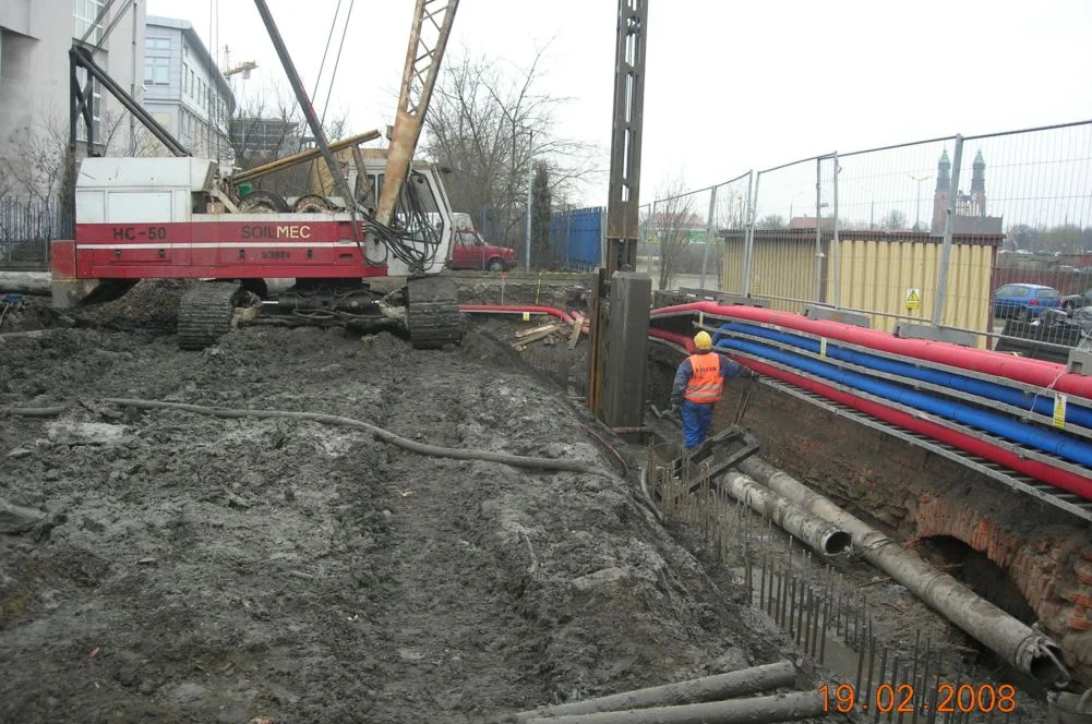 Fundamentowe ściany szczelinowe z tymczasową konstrukcją rozparcia – budynek mieszkalno-biurowy, zdjęcie 3 z 8
