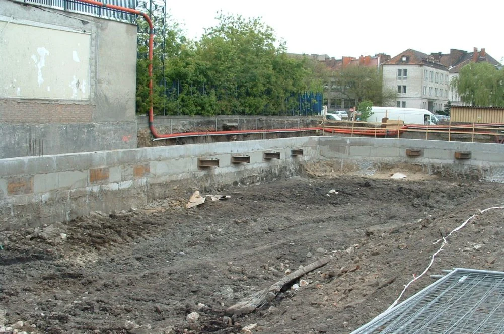 Fundamentowe ściany szczelinowe z tymczasową konstrukcją rozparcia – budynek mieszkalno-biurowy, zdjęcie 4 z 8