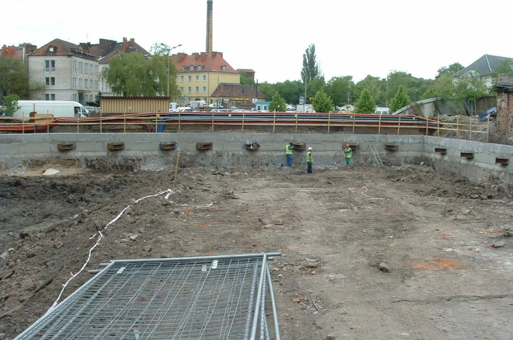 Fundamentowe ściany szczelinowe z tymczasową konstrukcją rozparcia – budynek mieszkalno-biurowy, zdjęcie 5 z 8
