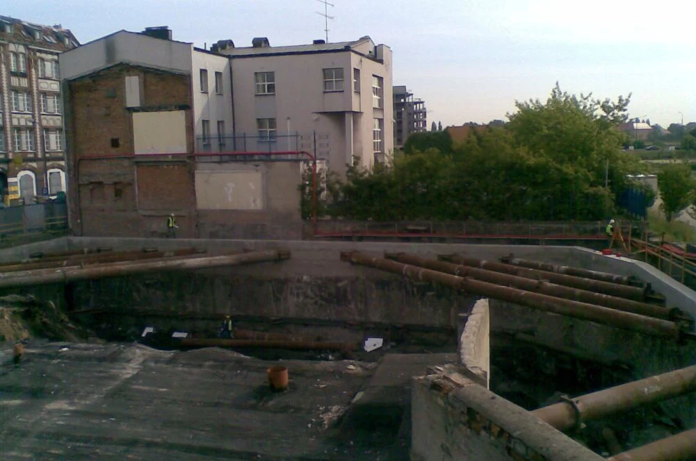 Fundamentowe ściany szczelinowe z tymczasową konstrukcją rozparcia – budynek mieszkalno-biurowy, zdjęcie 6 z 8