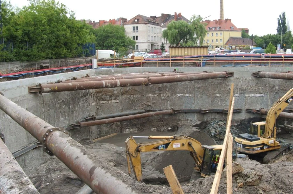 Fundamentowe ściany szczelinowe z tymczasową konstrukcją rozparcia – budynek mieszkalno-biurowy, zdjęcie 7 z 8