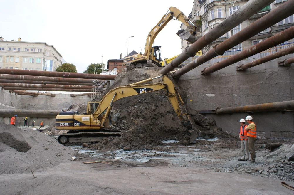Fundamentowe ściany szczelinowe z tymczasową konstrukcją rozparcia – budynek mieszkalno-biurowy, zdjęcie 8 z 8