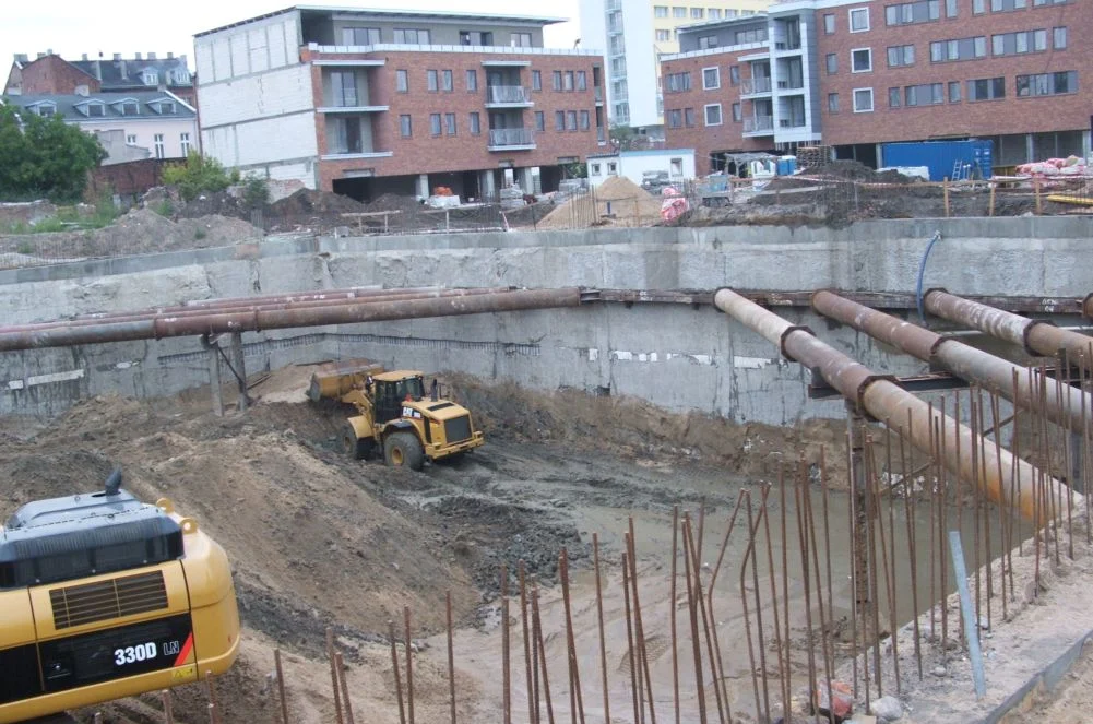 Fundamentowe ściany szczelinowe z tymczasową konstrukcją rozparcia – galeria handlowo-rozrywkowa (część A i E), zdjęcie 3 z 6