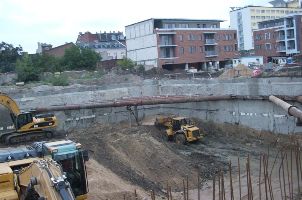 Fundamentowe ściany szczelinowe z tymczasową konstrukcją rozparcia – galeria handlowo-rozrywkowa (część A i E), zdjęcie 4 z 6