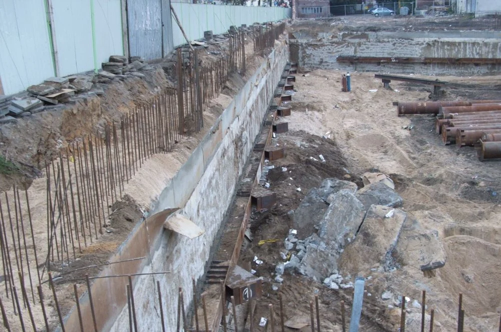 Fundamentowe ściany szczelinowe z tymczasową konstrukcją rozparcia – galeria handlowo-rozrywkowa (część A i E), zdjęcie 5 z 6