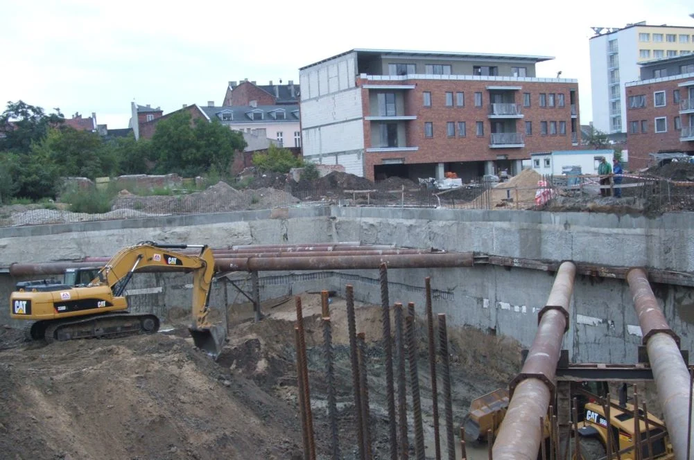 Fundamentowe ściany szczelinowe z tymczasową konstrukcją rozparcia – galeria handlowo-rozrywkowa (część A i E), zdjęcie 6 z 6