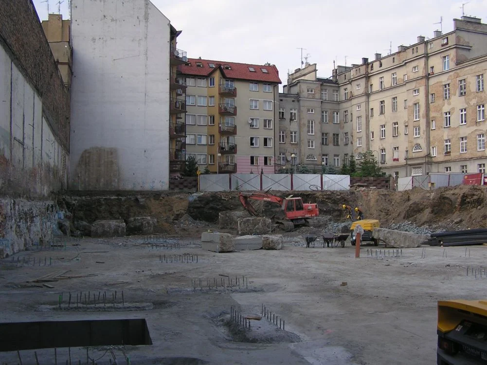 Posadowienie budynku Nowe Garbary (część A) na palach barrette wraz z zabezpieczeniem sąsiedniej zabudowy z zastosowaniem kolumn jet-grouting, zdjęcie 3 z 7