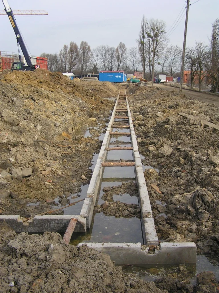 Ściana szczelinowa oporowa oraz szczelinowe ściany zbiorników retencyjnych z tymczasową i docelową konstrukcją rozparcia – Modernizacja Lewobrzeżnej Oczyszczalni Ścieków, zdjęcie 7 z 12