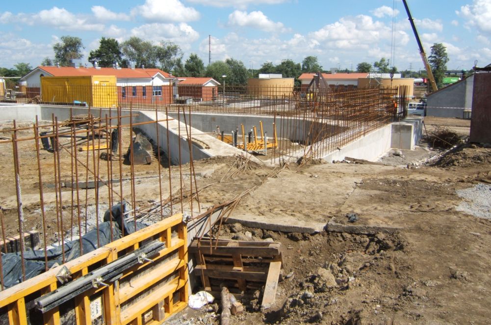 Szczelinowa ściana oporowa oraz szczelinowe ściany zbiorników retencyjnych z tymczasową i docelową konstrukcją rozparcia - 9