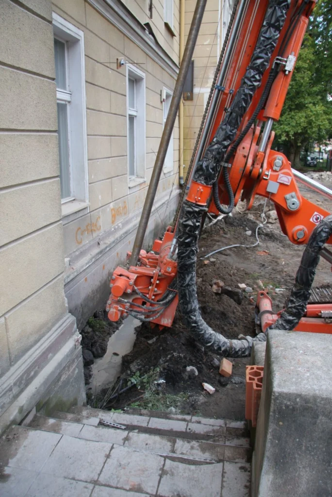 Wzmocnienie podłoża i zabezpieczenie fundamentów XIX-wiecznego pałacu, zdjęcie 6 z 8