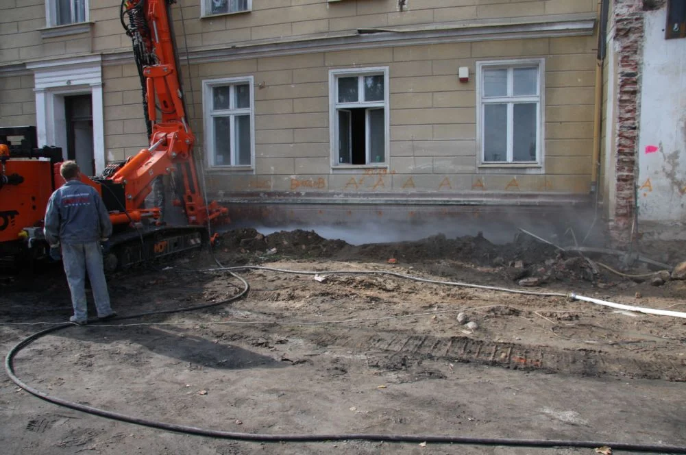 Wzmocnienie podłoża i zabezpieczenie fundamentów XIX-wiecznego pałacu, zdjęcie 7 z 8