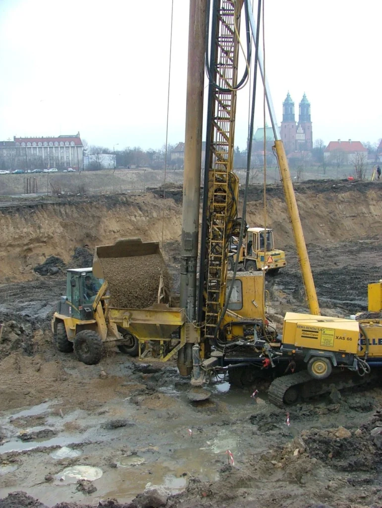Żelbetowa płyta fundamentowa na podłożu wzmocnionym – zespół budynków mieszkalnych, zdjęcie 6 z 9